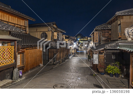 冬の二寧坂（二年坂）　夜明け前の町並み　京都市東山区 136038198