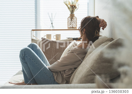 リビングのソファでリラックスするおしゃれな主婦のアジア人女性 136038303