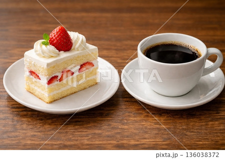 ケーキとコーヒー 136038372
