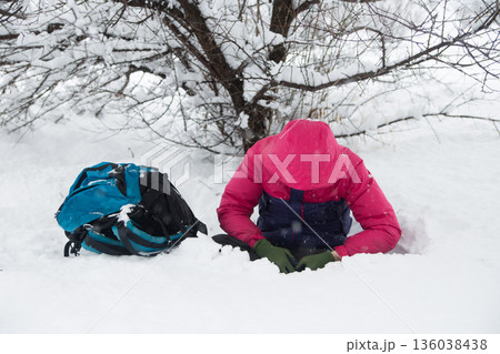 雪山で遭難 136038438