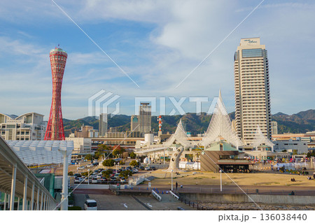 快晴の神戸港・メリケンパーク 136038440