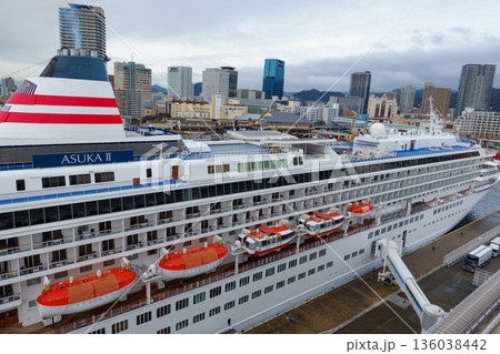 神戸港に停泊中の飛鳥Ⅱ 136038442