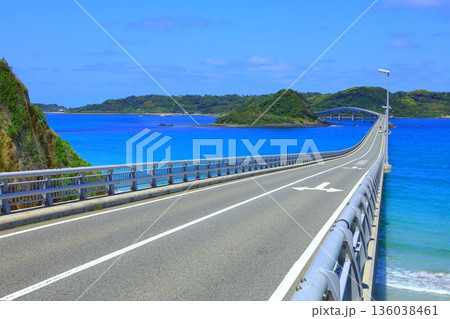 コバルトブルーの海と角島大橋（下関市） 136038461