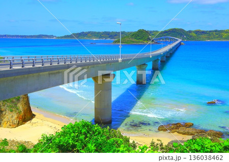 コバルトブルーの海と角島大橋（下関市） 136038462