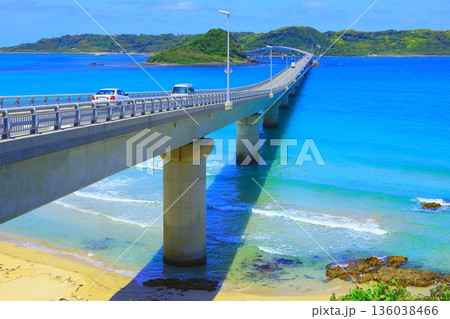 コバルトブルーの海と角島大橋(下関市) コバルトブルーの海と角島大橋(下関市) 136038466