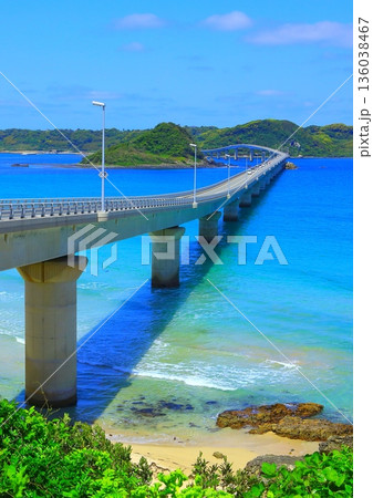 コバルトブルーの海と角島大橋(下関市・縦構図) コバルトブルーの海と角島大橋(下関市・縦構図) 136038467