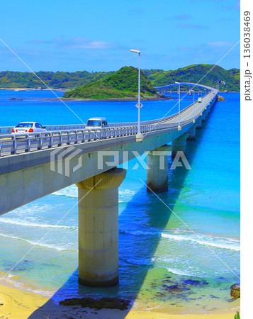 コバルトブルーの海と角島大橋(下関市・縦構図) コバルトブルーの海と角島大橋(下関市・縦構図) 136038469
