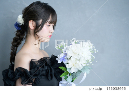 黒いドレスを着てブーケを持つ女性 136038666