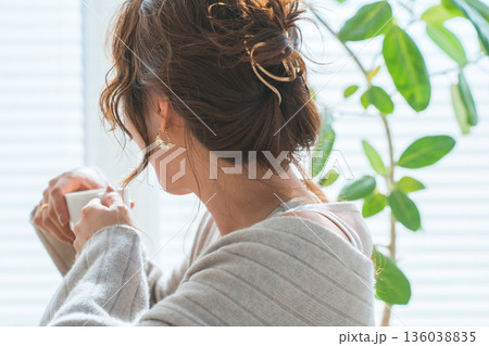 リビングでモーニングコーヒーを飲むおしゃれなアジア人女性 136038835