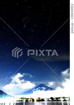 富士山上空の明け方の空に薄く輝くオリオン座と近くを通過する人工衛星の軌跡 富士山上空の明け方の空に薄く輝くオリオン座と近くを通過する人工衛星の軌跡 136038932