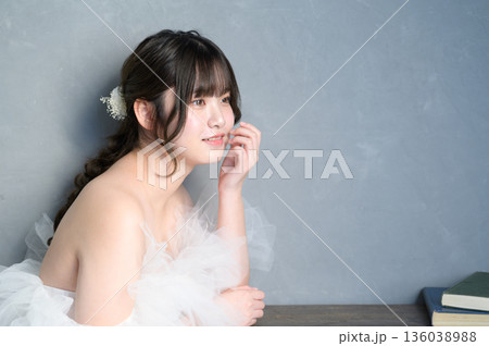 グレー背景でウェディングドレスを着る女性 グレー背景でウェディングドレスを着る女性 136038988