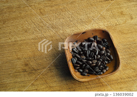 コーヒー豆焙煎直後 136039002