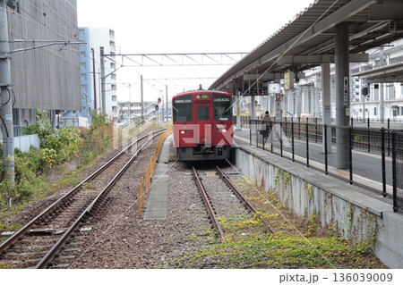JR久留米駅のホームに停車する久大本線の列車 JR久留米駅のホームに停車する久大本線の列車 136039009