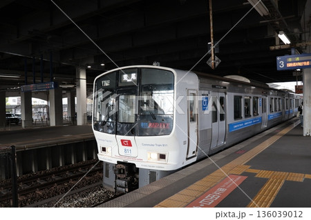 JR久留米駅のホームに停車する鹿児島本線の列車 JR久留米駅のホームに停車する鹿児島本線の列車 136039012