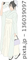 袴を着て扇を持った女性 136039097