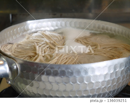 茹でてる最中の蕎麦 茹でてる最中の蕎麦 136039251