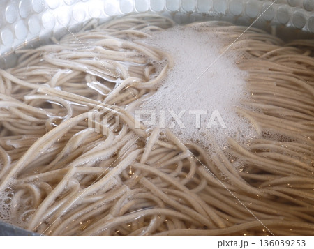 茹でてる最中の蕎麦 136039253
