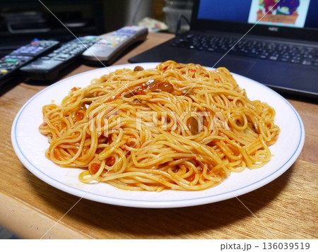 大盛りのナポリタンスパゲッティ 136039519