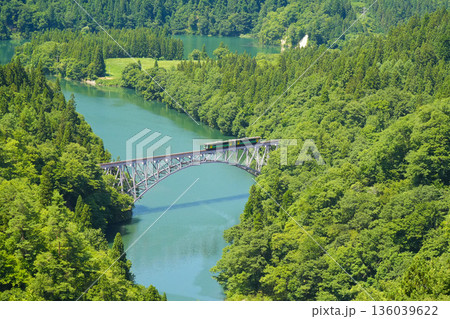 第一只見川橋梁を渡るキハE120普通列車 136039622