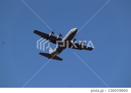 演習中のC-130輸送機 演習中のC-130輸送機 136039660