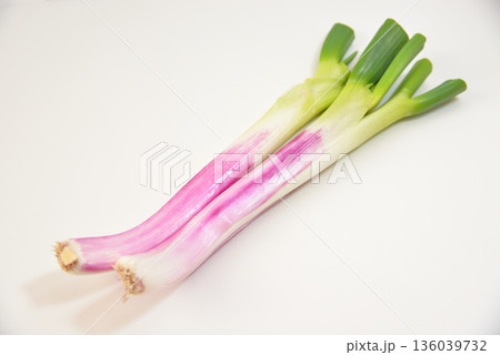 紫ネギ 赤ネギ（埼玉 深谷産） 136039732