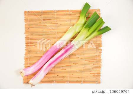 紫ネギ 赤ネギ（埼玉 深谷産） 136039764