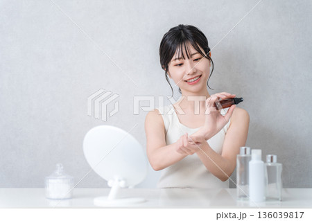 香水,フレグランスをつける若いアジア人女性 香水,フレグランスをつける若いアジア人女性 136039817