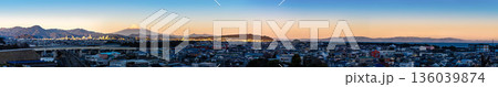 静岡から望む夕焼けの富士山の絶景パノラマ 136039874