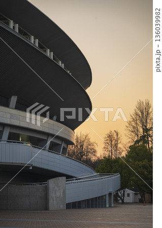 日本の岡山県岡山市のとても美しい早朝の競技場 136039982