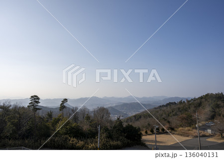 日本の岡山県浅口市の遥照山の美しい風景 136040131