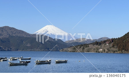 箱根・芦ノ湖から望む富士山の風景 136040175