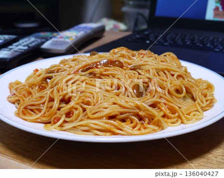 大盛りのナポリタンスパゲッティ 136040427