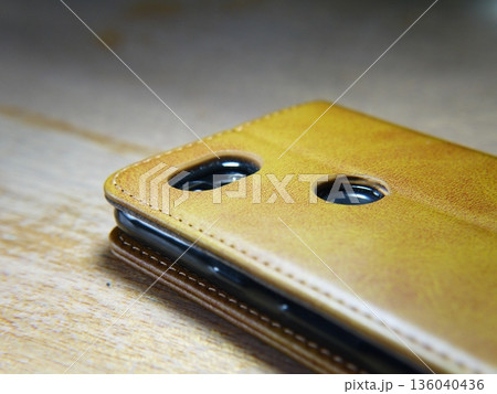 ケースに入ったスマートフォン ケースに入ったスマートフォン 136040436