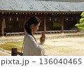 神社で参拝するシニア女性 136040465