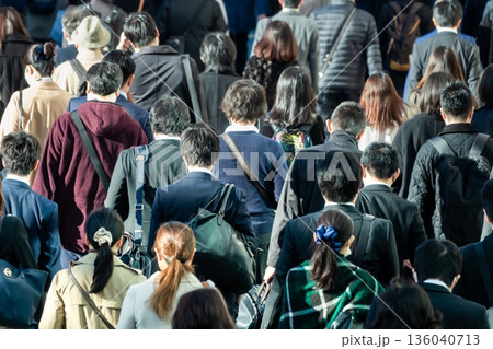 都会の朝、通勤ラッシュの人々 都会の朝、通勤ラッシュの人々 136040713