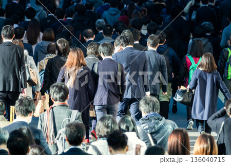 都会の朝、通勤ラッシュの人々 136040715