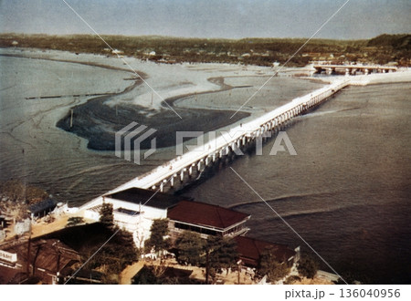 古写真 1953-1954年 神奈川県藤沢市 江の島から望む弁天橋(橋桁が木造だった時代) 古写真 1953-1954年 神奈川県藤沢市 江の島から望む弁天橋(橋桁が木造だった時代) 136040956