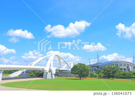 愛知県豊田市、豊田大橋と豊田スタジアムの風景 愛知県豊田市、豊田大橋と豊田スタジアムの風景 136041073