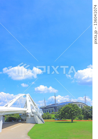愛知県豊田市、豊田大橋と豊田スタジアムの風景 愛知県豊田市、豊田大橋と豊田スタジアムの風景 136041074