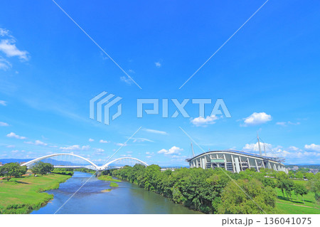 愛知県豊田市、豊田大橋と豊田スタジアムの風景 愛知県豊田市、豊田大橋と豊田スタジアムの風景 136041075