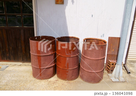 錆びたドラム缶 136041098