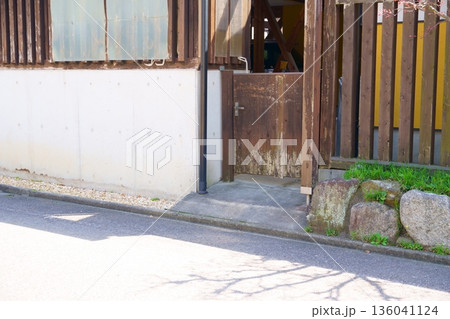 古い木製の扉 古い木製の扉 136041124