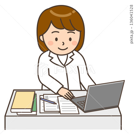 パソコンの前でデスクワークをする笑顔の女性医師 136041528