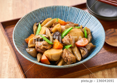 鶏肉と根菜の筑前煮(具だくさんの煮物) 鶏肉と根菜の筑前煮(具だくさんの煮物) 136041691