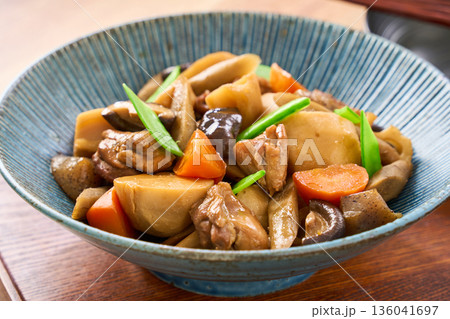 鶏肉と根菜の筑前煮（具だくさんの煮物） 136041697