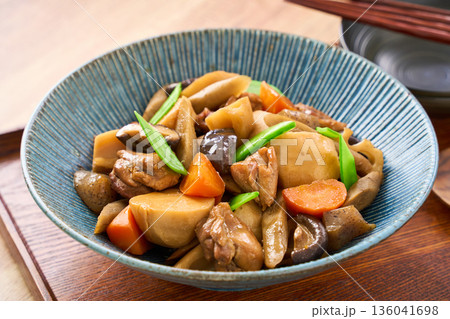 鶏肉と根菜の筑前煮(具だくさんの煮物) 鶏肉と根菜の筑前煮(具だくさんの煮物) 136041698