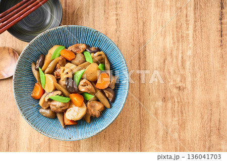 鶏肉と根菜の筑前煮(具だくさんの煮物) 鶏肉と根菜の筑前煮(具だくさんの煮物) 136041703