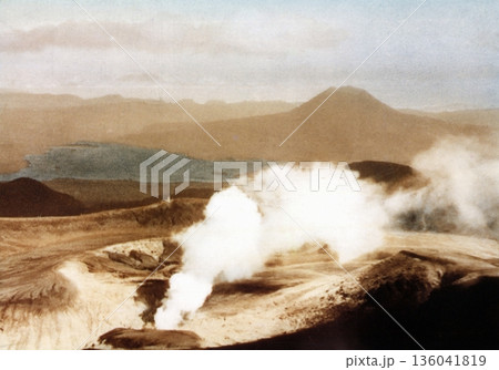 古写真　1953-1954年　北海道　硫黄山（アトサヌプリ）から望む屈斜路湖と藻琴山 136041819