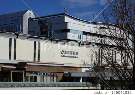 千葉市にあるJR京葉線の駅舎、海浜幕張駅　1月千葉301JR京葉線・海浜幕張駅 136041839