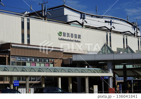 千葉市にあるJR京葉線の駅舎、海浜幕張駅　1月千葉303JR京葉線・海浜幕張駅 136041841